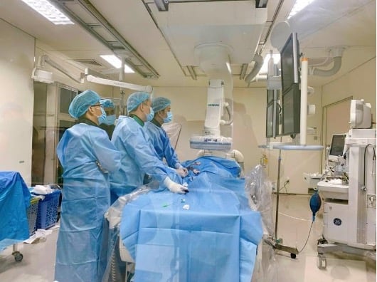 ĐIỀU TRỊ CHO CỤ BÀ 72 TUỔI BỊ TIM BẨM SINH VÀ SUY TIM ĐỘ NẶNG