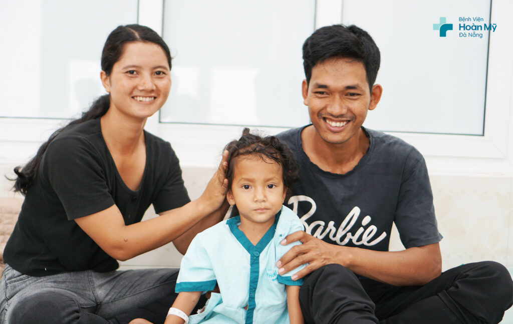 Nụ cười hạnh phúc của gia đình và các bé ngày sắp được xuất viện