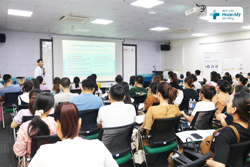 Bác sĩ khoa Phụ Sản – Bệnh viện Hoàn Mỹ Đà Nẵng chia sẻ cùng các bố mẹ kiến thức chăm sóc thai kỳ hữu ích trong chương trình Lớp học tiền sản tháng 10.2023