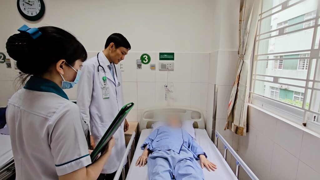 Phẫu thuật lấy dị vật là ống thông niệu quản – bàng quang bỏ quên 5 năm trong cơ thể nữ bệnh nhân