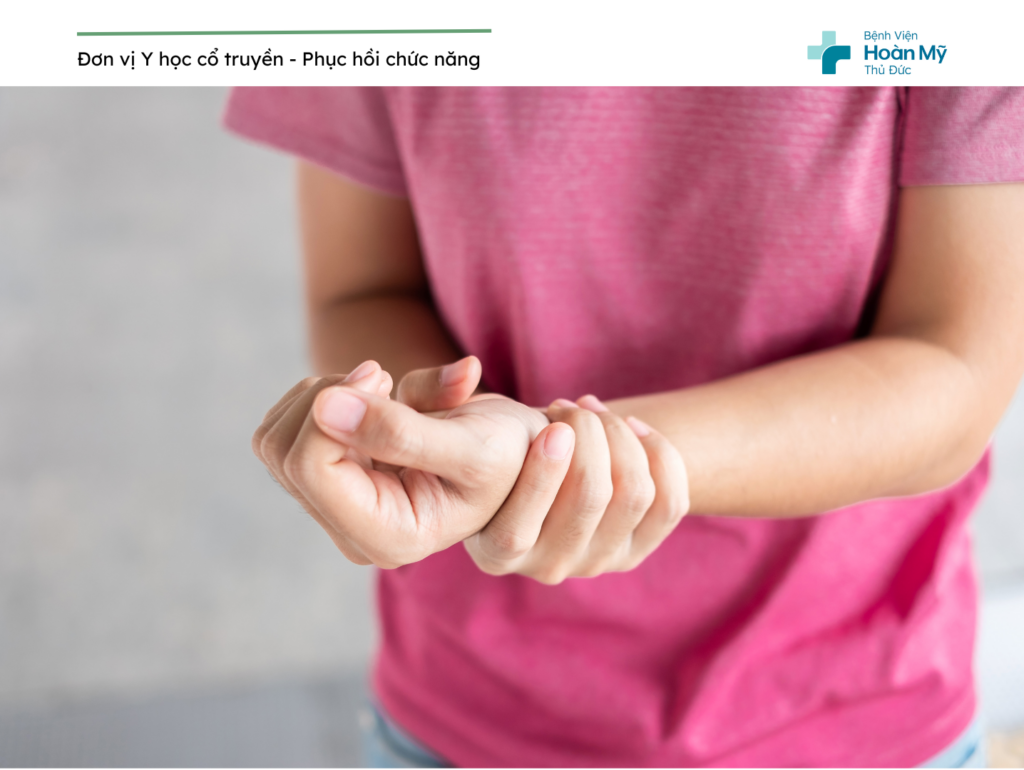 Triệu chứng đau cổ tay sau sinh: Nguyên nhân và cách điều trị hiệu quả