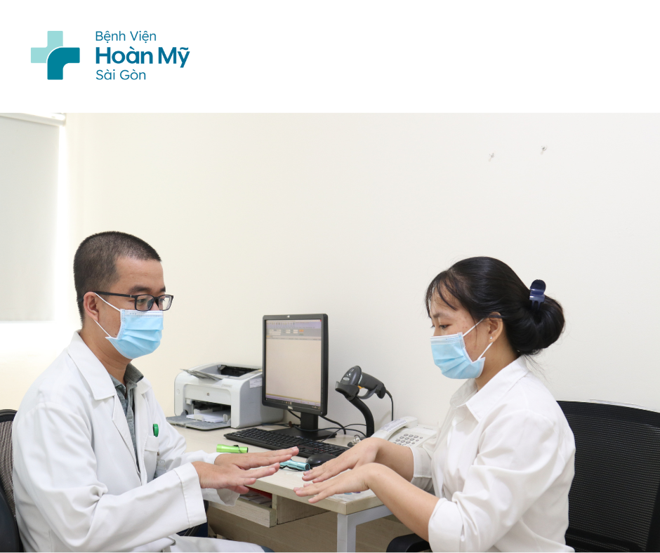 Bác sĩ da liễu khám lâm sàng cho người bệnh