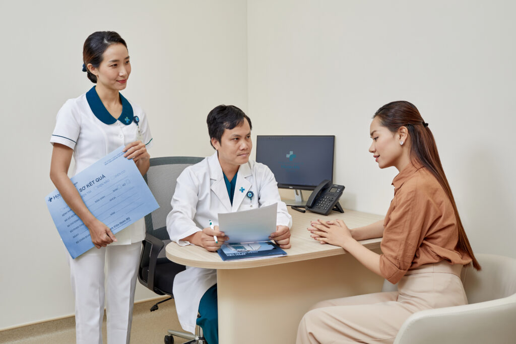 Bác sĩ Nội soi khám đánh giá tình trạng người bệnh trước khi nội soi tầm soát ung thư ống tiêu hóa