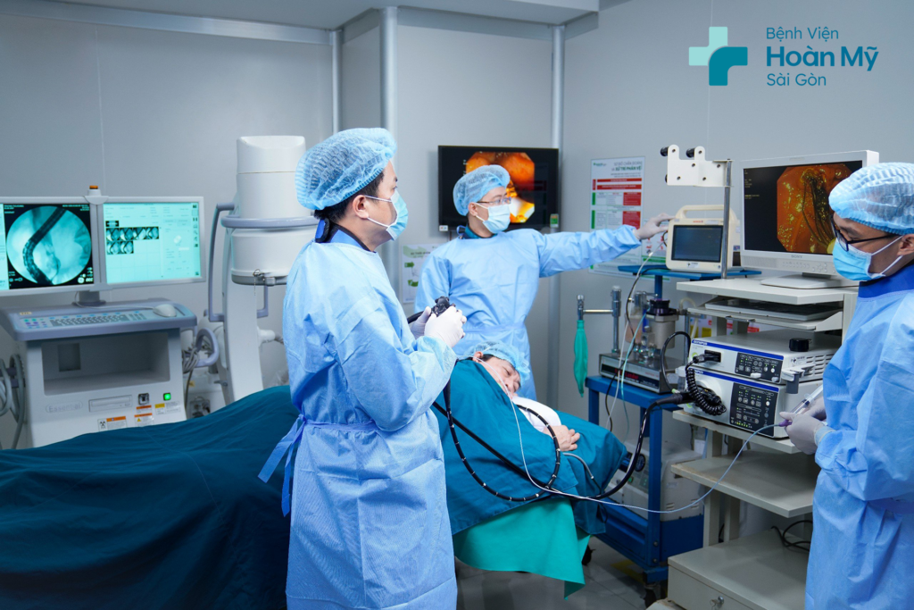 Ekip nội soi đang thực hiện nội soi mật tụy ngược dòng (Endoscopic retrograd cholangio pancreatography - ERCP)