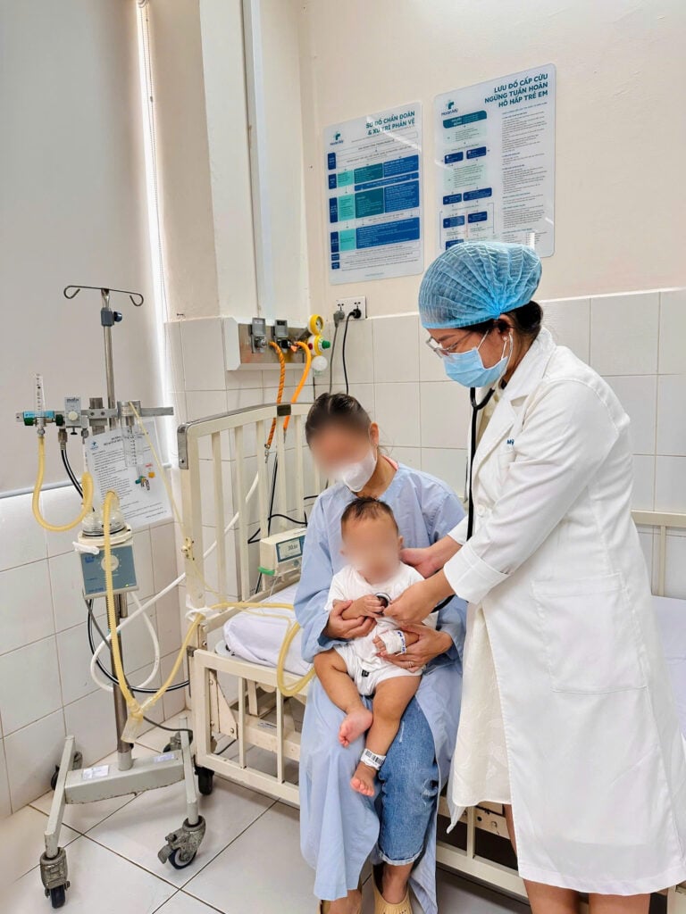 Điều trị thành công cho bé trai 8 tháng tuổi bị sởi biến chứng nặng