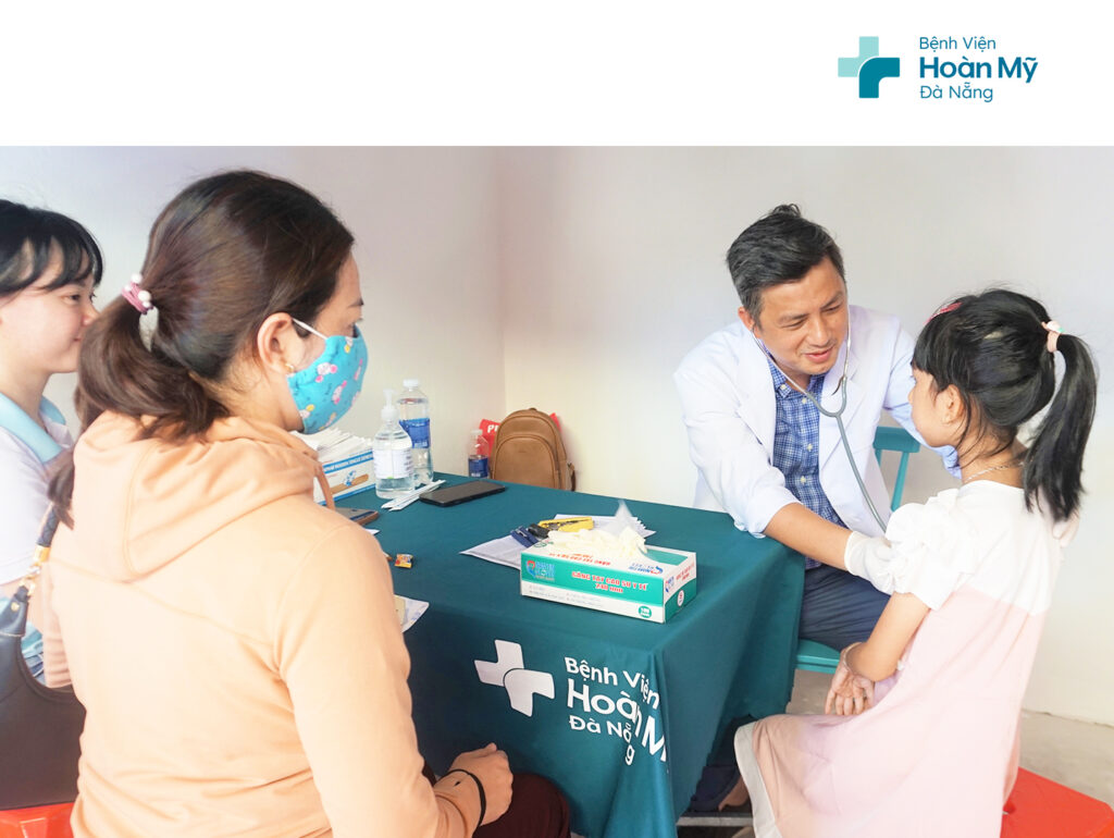 Bệnh viện Hoàn Mỹ Đà Nẵng tổ chức Chương trình “Viết tiếp câu chuyện trái tim” – Khám sàng lọc tim bẩm sinh phối hợp khám bệnh, cấp phát thuốc cho 600 người dân nghèo tỉnh Bình Định