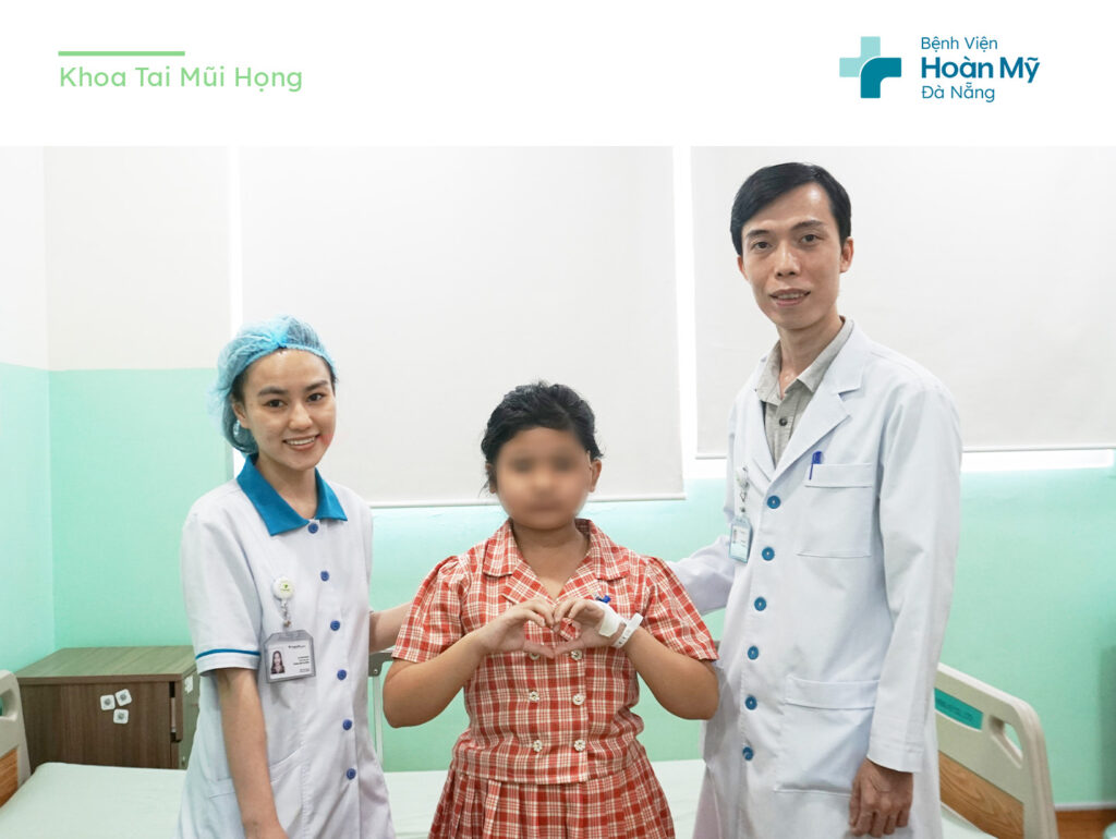 Trẻ 9 tuổi sưng to một bên mặt, mưng mủ do biến chứng viêm tai giữa