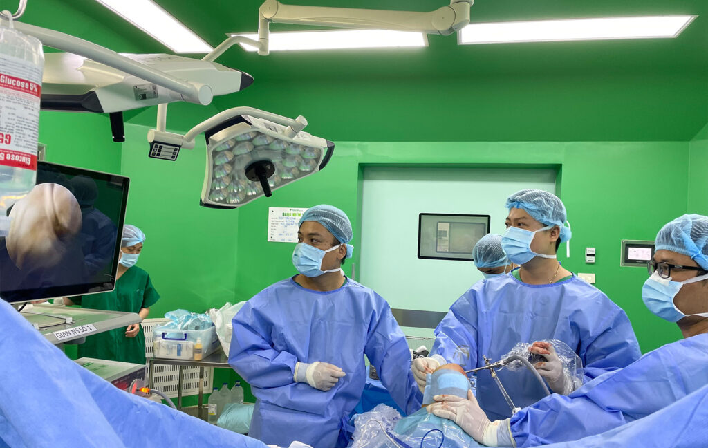 Thành công triển khai kỹ thuật tái tạo dây chằng chéo bằng mảnh ghép gân tứ đầu nông