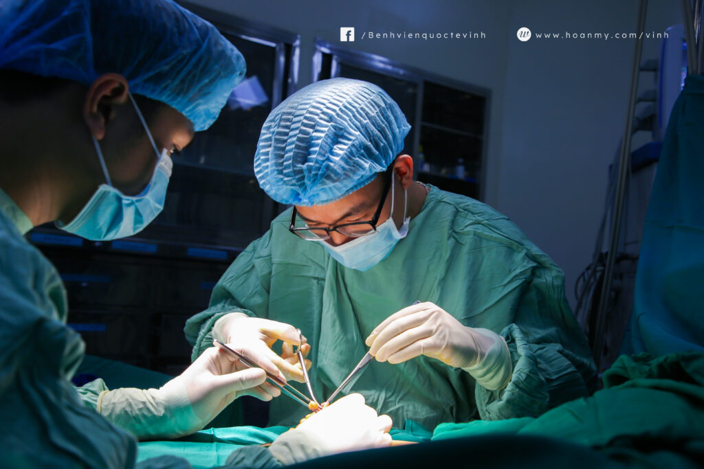 Bác sĩ phẫu thuật can thiệp tạo hình và phục hồi chức năng