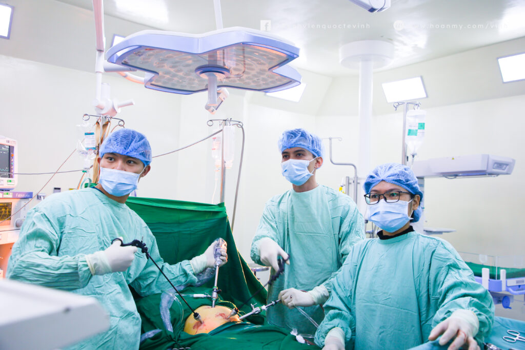 Phẫu thuật nội soi cho phụ nữ có thai ngoài tử cung bám ở buồng trứng trái