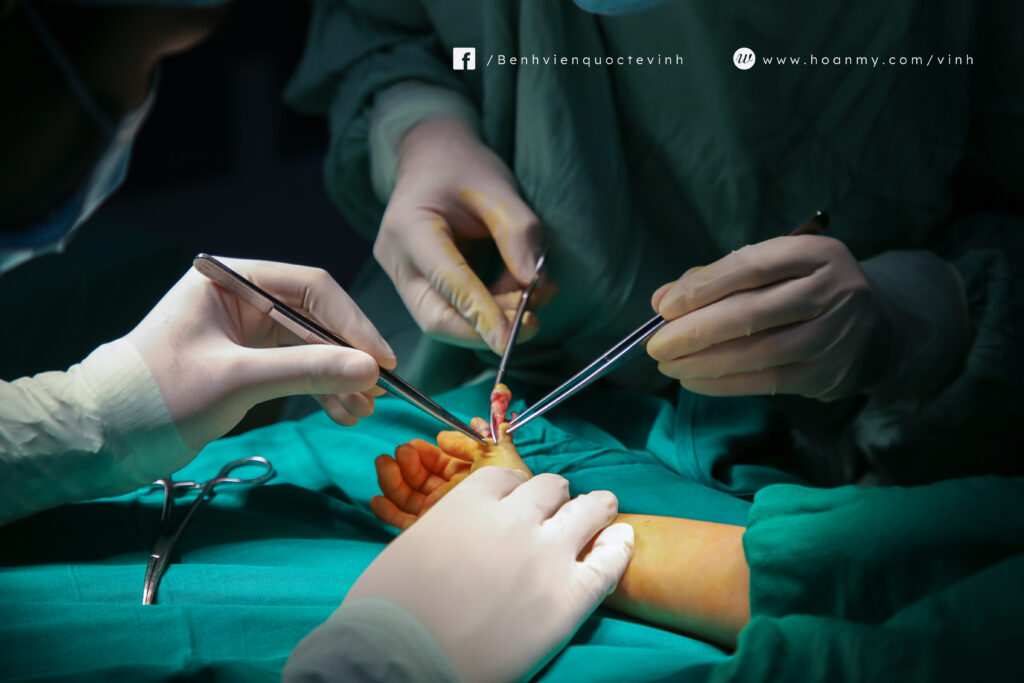 Bác sĩ phẫu thuật can thiệp tạo hình và phục hồi chức năng