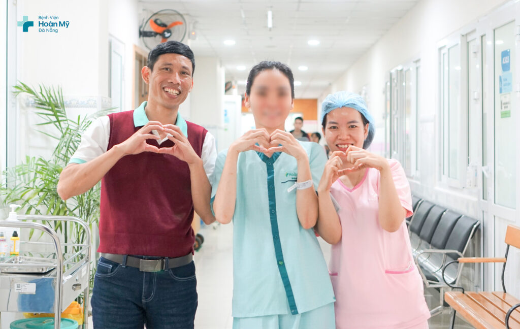 Phẫu thuật nội soi lấy khối u xơ tử cung khổng lồ nặng 1,5kg, to tương đương thai 4 tháng