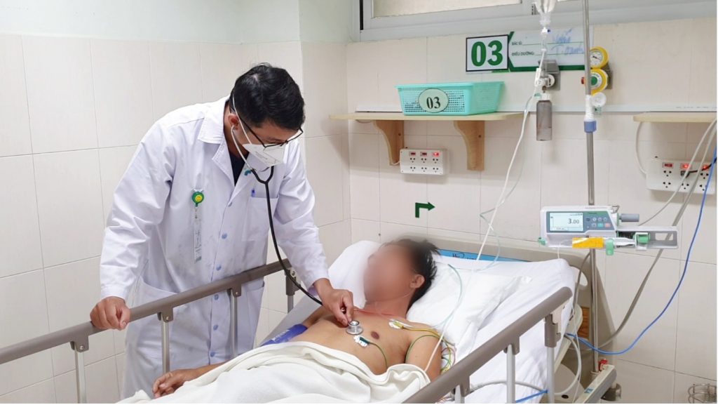 KỊP THỜI CỨU SỐNGTÀI XẾ ĐƯỜNG DÀI BỊ NHỒI MÁU CƠ TIM CẤP MÀ KHÔNG CÓ NGƯỜI THÂN BÊN CẠNH