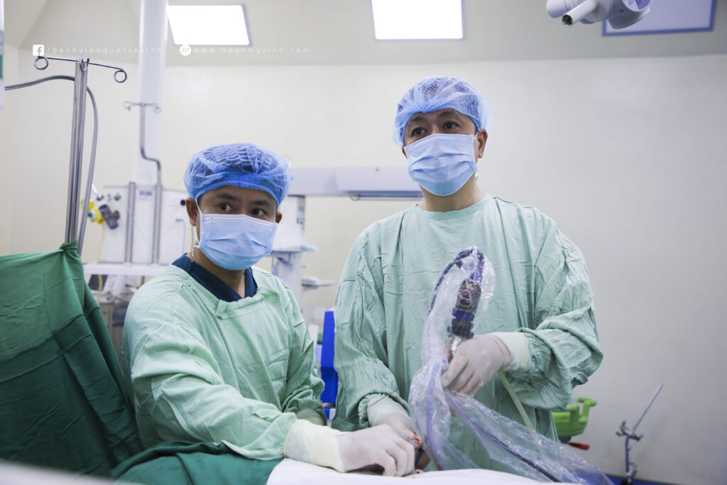 Bác sĩ đang soi sỏi thận