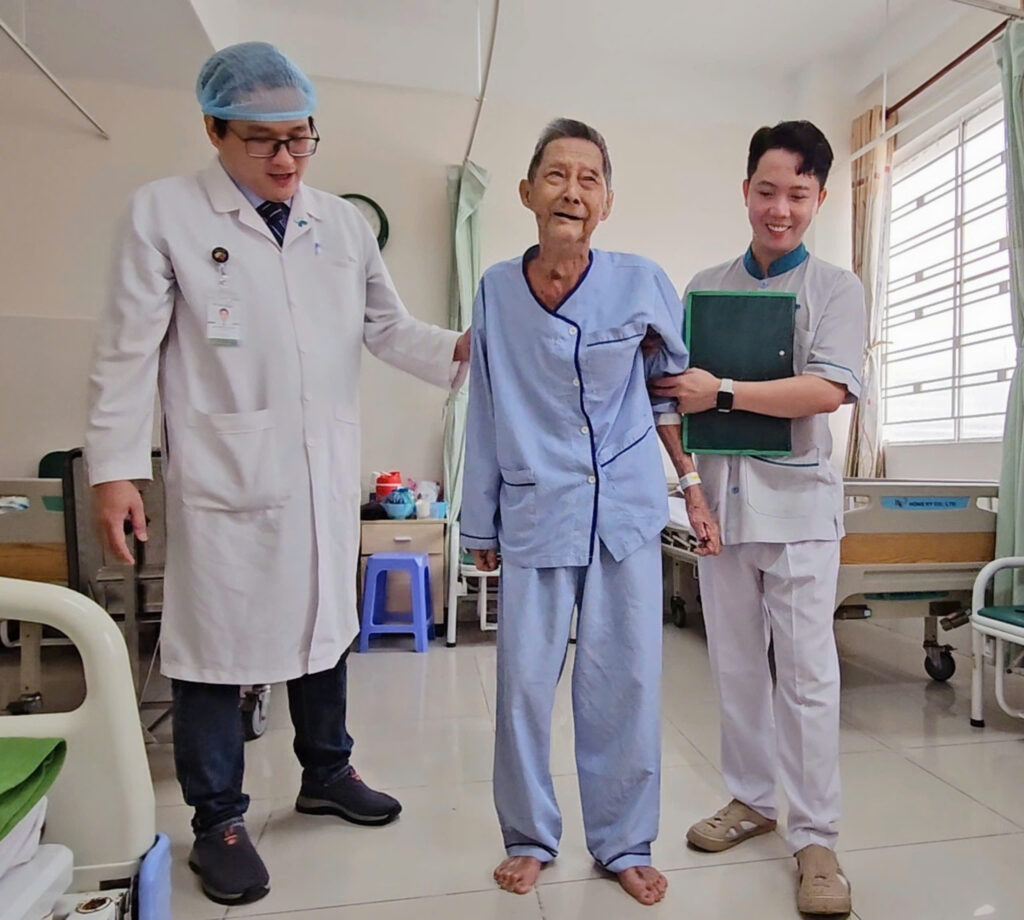 Tạo hình đốt sống cho cụ ông 86 tuổi bằng kỹ thuật bơm xi măng sinh học