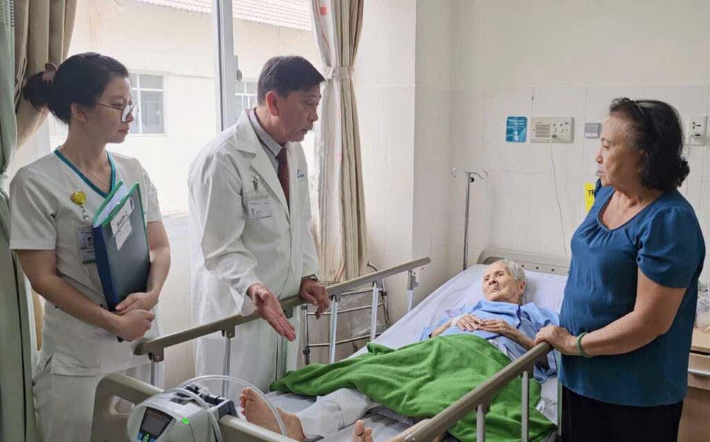 Phẫu thuật thay khớp háng thành công cho cụ bà 103 tuổi