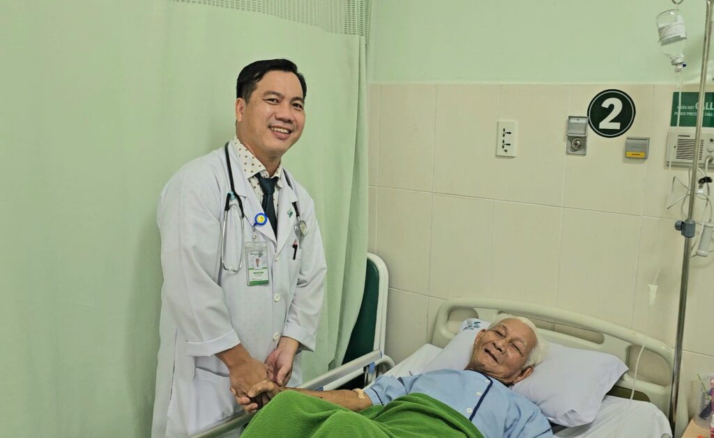 Cứu sống thành công cụ ông 84 tuổi bị sốc nhiễm trùng đường mật nguy kịch