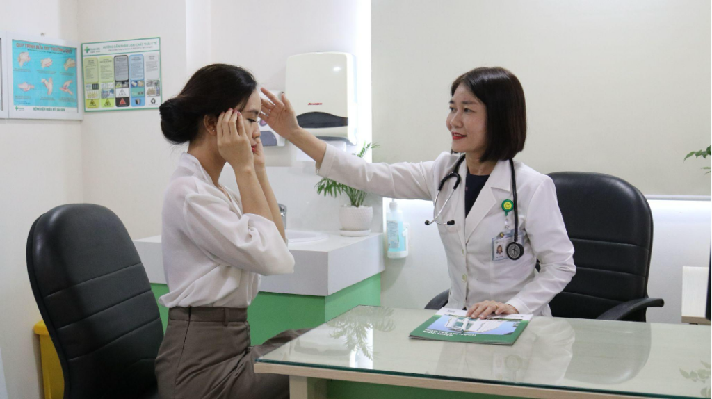 Thăm khám bác sĩ để được điều trị kịp thời chứng rối loạn tiền đình