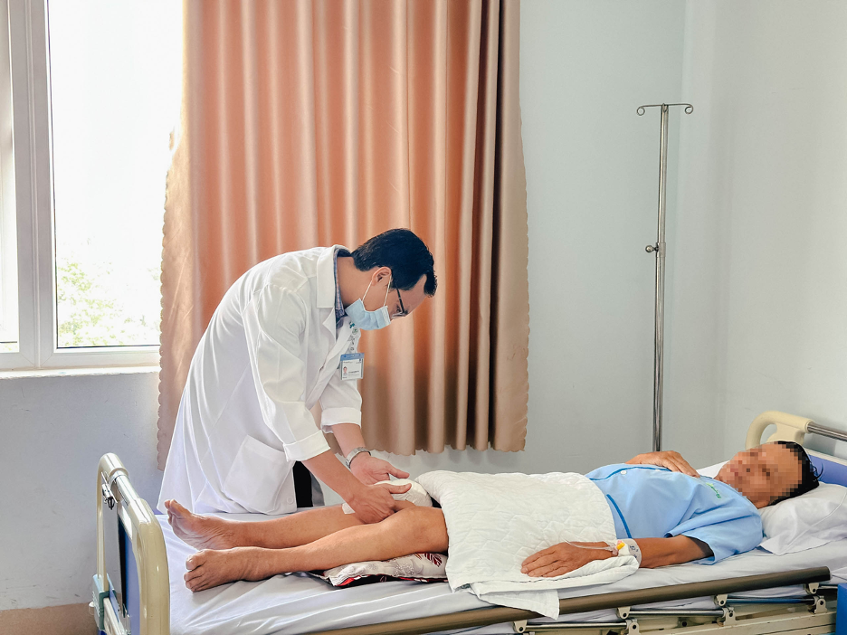 Phẫu thuật thành công thay toàn bộ khớp gối cho người bệnh bị thoái hoá khớp gối nặng