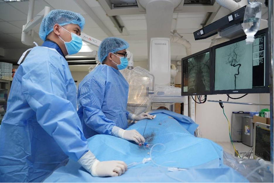 Bác sĩ can thiệu mạch máu não bằng DSA (Chụp mạch máu não số hóa xóa nền - Digital Subtraction Angiography)