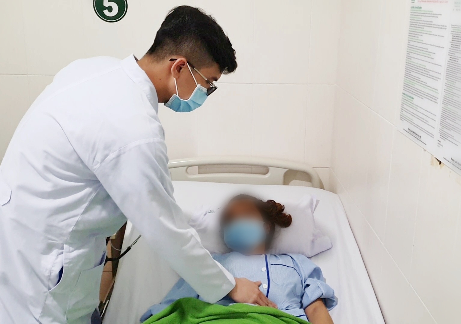 Nhập Viện Cấp Cứu Vì Viêm Gan Cấp Do Uống Thuốc Nam