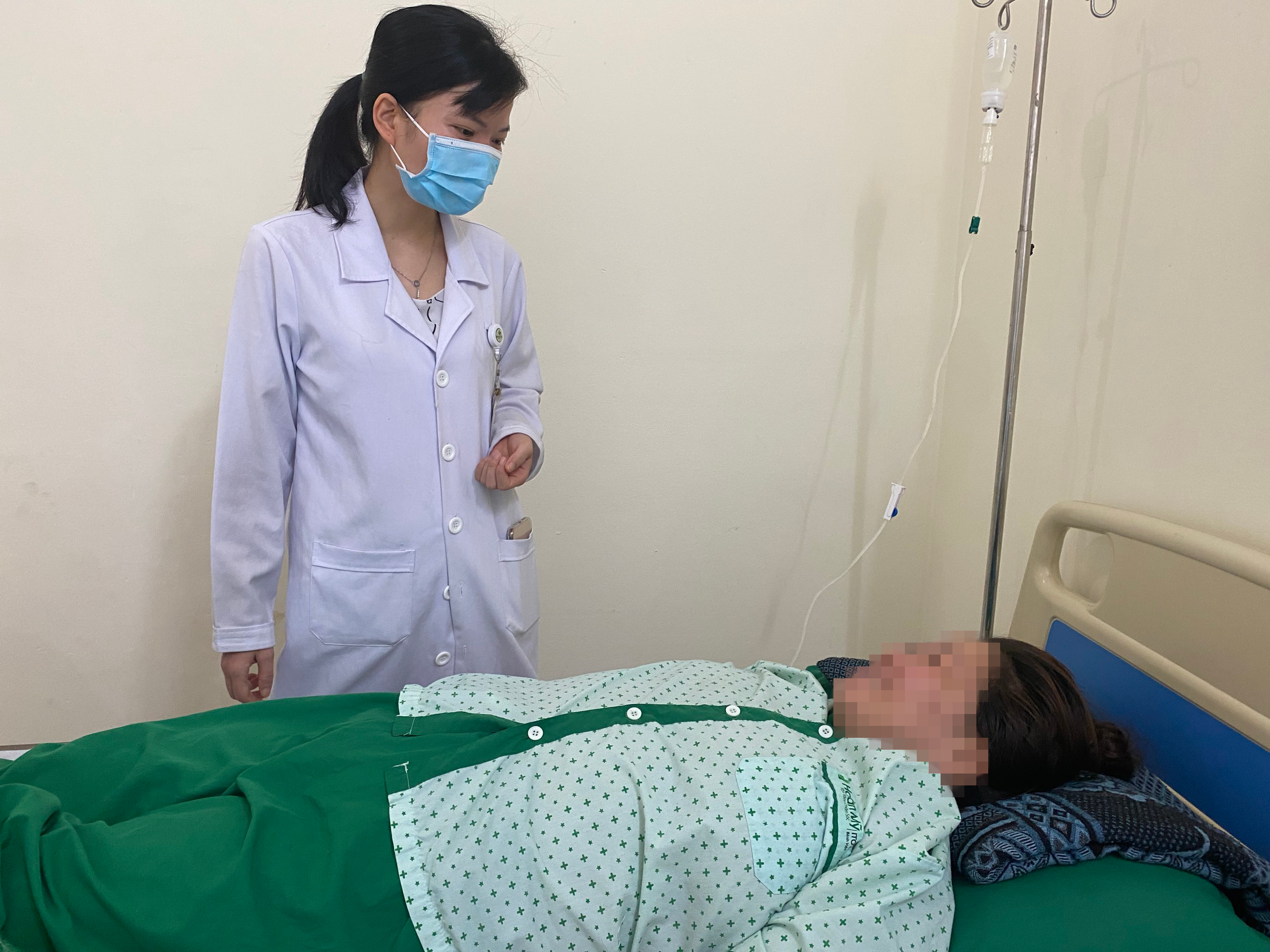 Nghĩ Mỡ Bụng, Đi Khám Tá Hỏa Phát Hiện 4 Khối U Xơ To Bằng Cái Bát