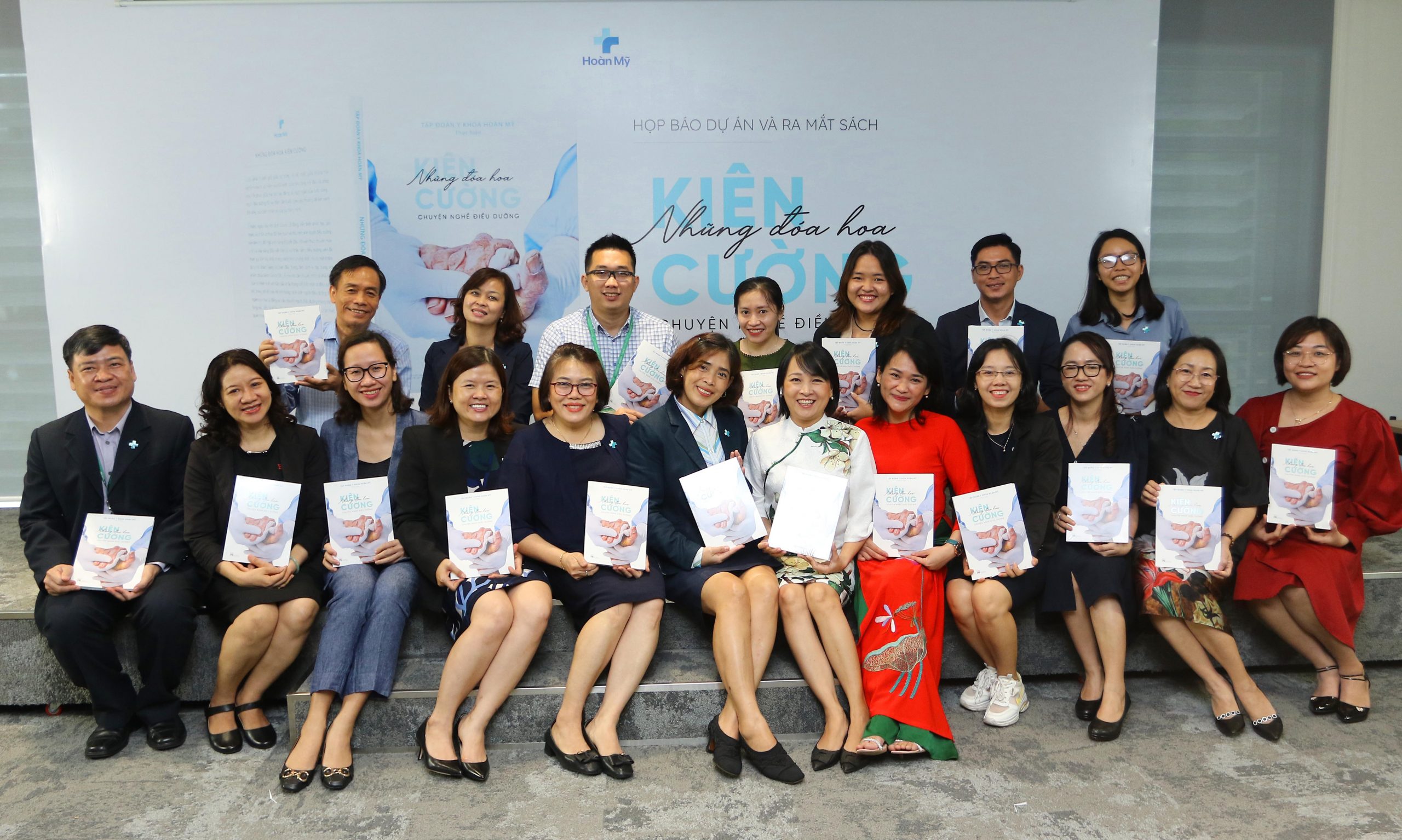 Tập Đoàn Y Khoa Hoàn Mỹ Ra Mắt Sách “Những Đóa Hoa Kiên Cường”, Tôn Vinh Người Điều Dưỡng Và Hướng Tới Chăm Sóc Sức Khỏe Toàn Diện Cho Cộng Đồng