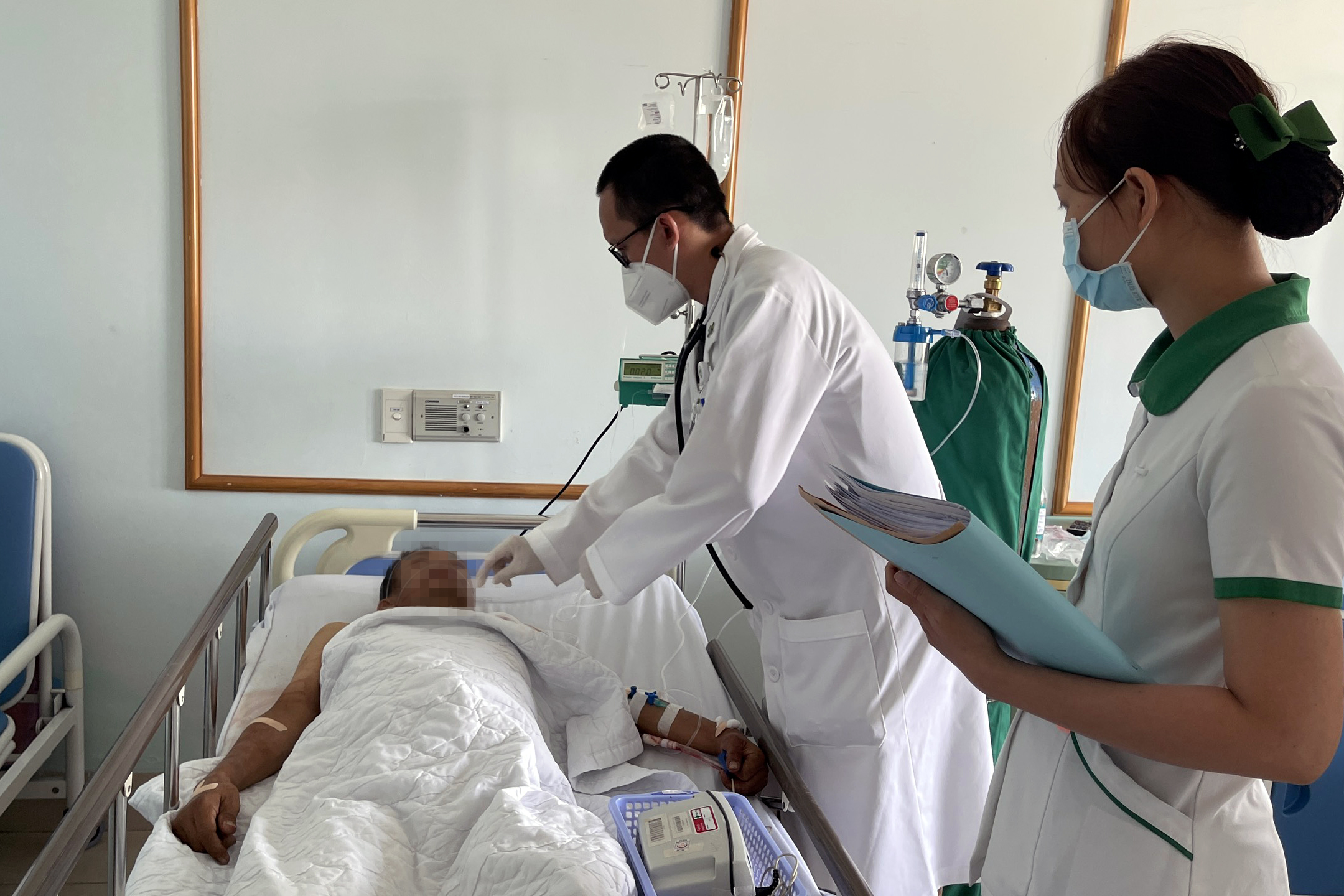 Truyền 14 đơn vị máu cứu bệnh nhân bị đâm thủng phổi