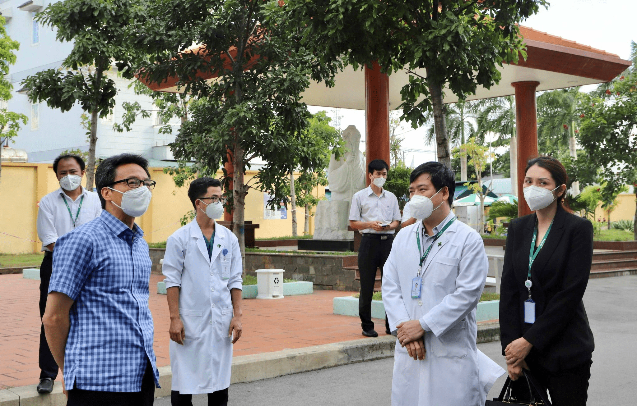 Encouragement on the Front Lines: Vietnam’s Deputy Prime Minister Visits Hoan My Hospital