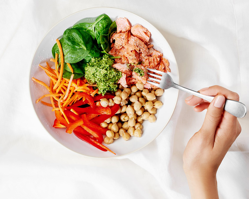 Một trong những cách giảm mỡ bụng nhanh nhất tại nhà là theo dõi lượng thức ăn hàng ngày