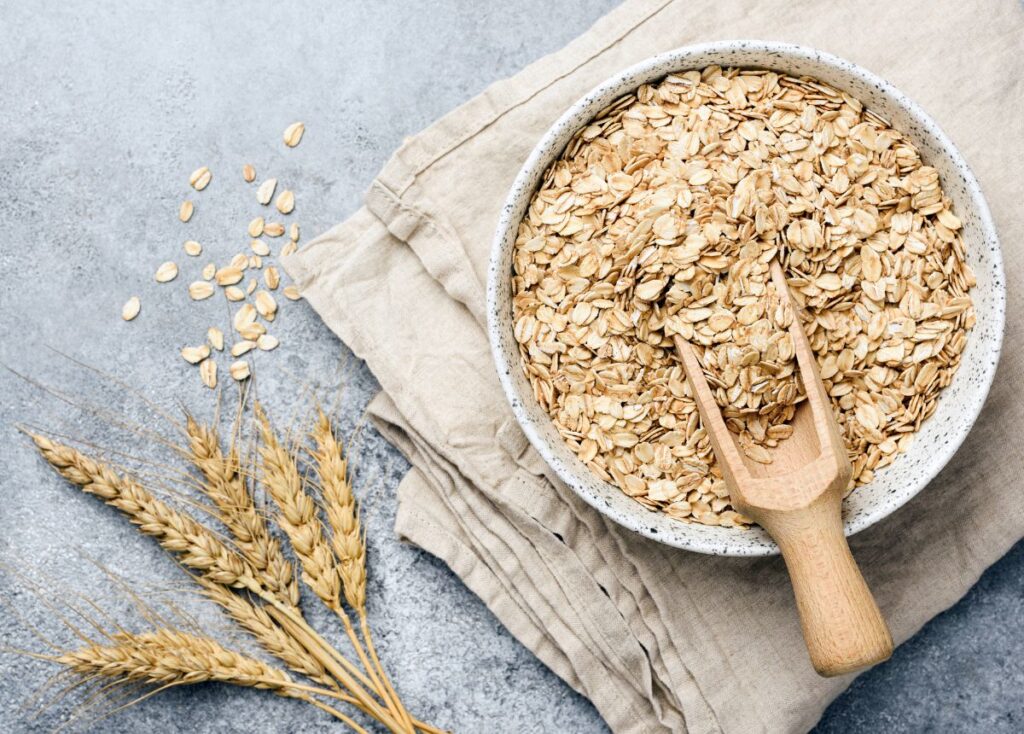 Yến mạch có hàm lượng chất xơ cao giúp hỗ trợ bệnh tim và giảm lượng cholesterol trong máu 